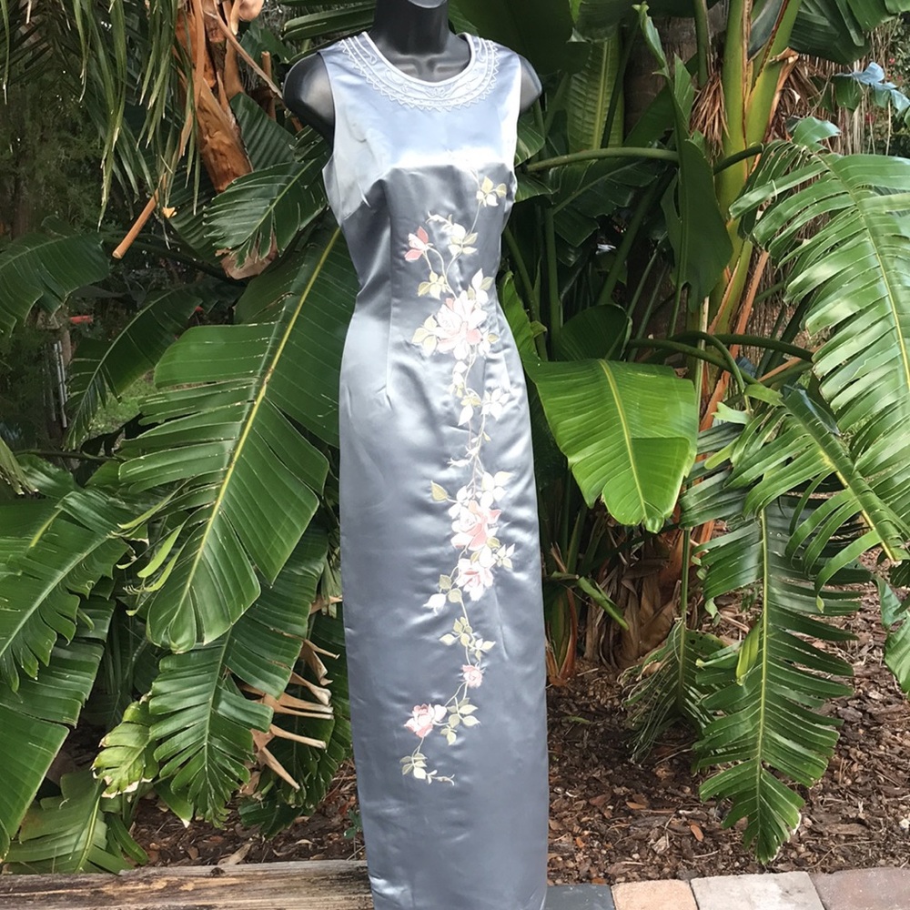 Embroidered satin column maxi dress or CheongSam - Picture 5 of 17